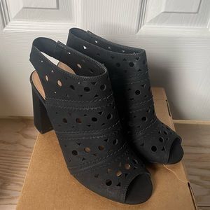 Chinese Laundry Beyond Nubuck Dress Sandal, Black, Size 9, New box included